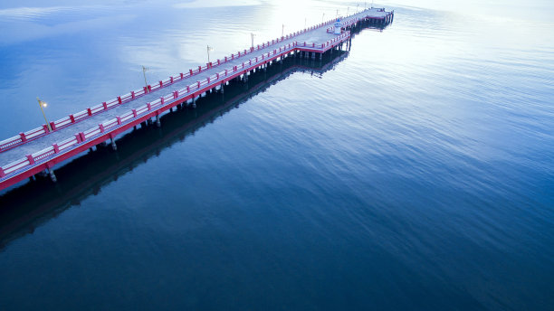 美丽的海港大桥和湛蓝的大海在晨曦中素材图片