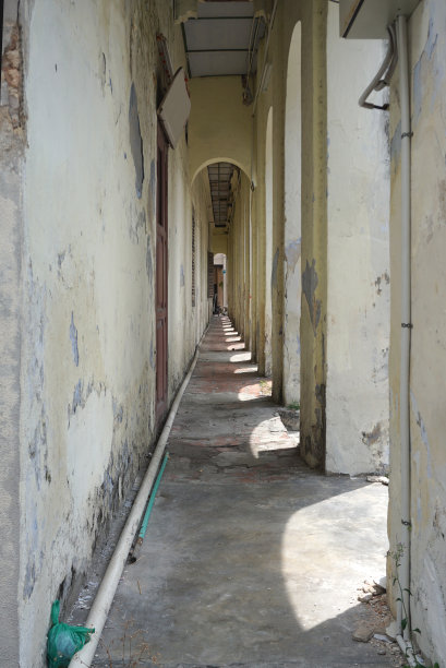 建筑小巷中有拱形的遗产建筑图片下载