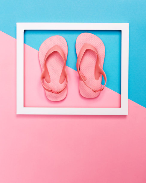 沙滩凉鞋和镜框在一个明亮的背景图片下载