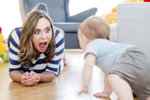 妈妈和她的儿子玩素材图片