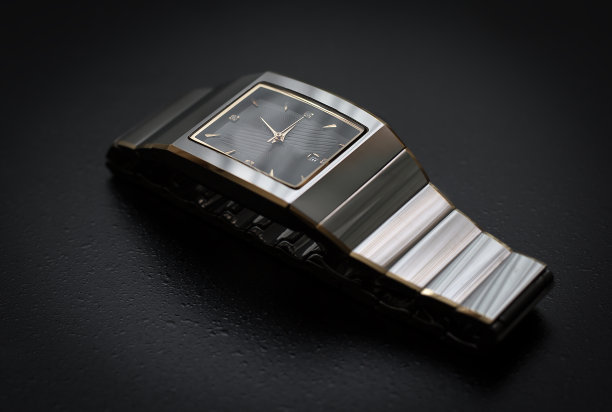 黑色背景的男士手表。图片下载