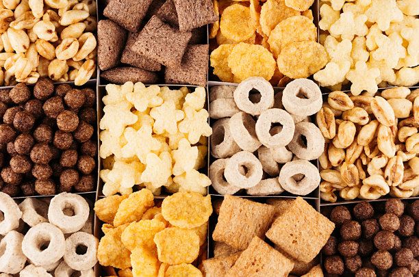 粟米片套，装饰性象棋图案，俯视图。谷物的背景。图片下载