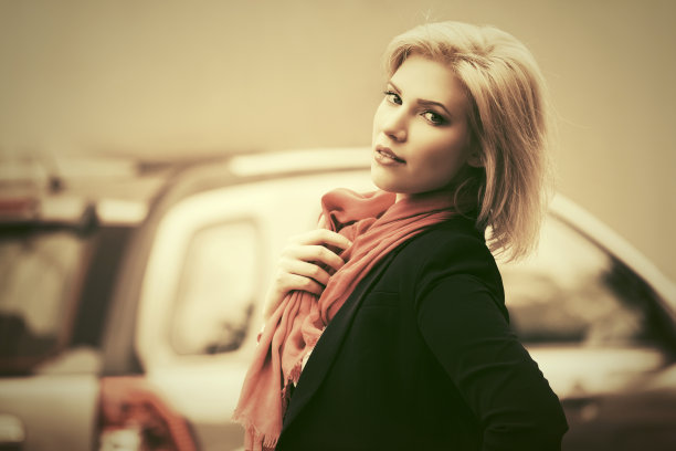 在城市街道上行走的年轻时尚女商人图片下载