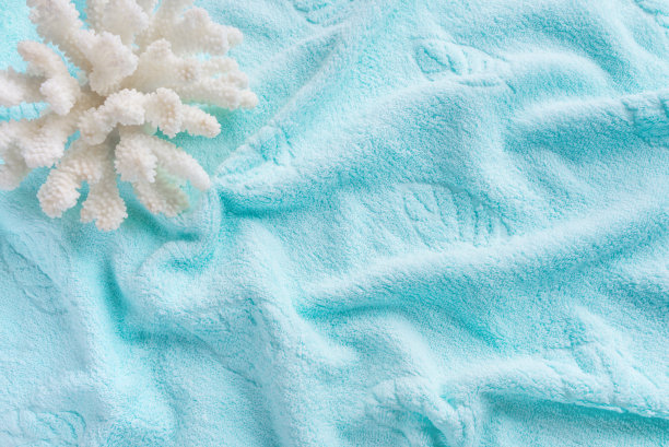 橙色毛巾上的白色珊瑚图片下载