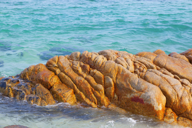 海浪拍击着海岸图片下载