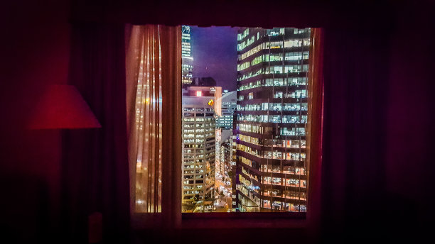 夜晚摩天大楼的窗口景色图片下载