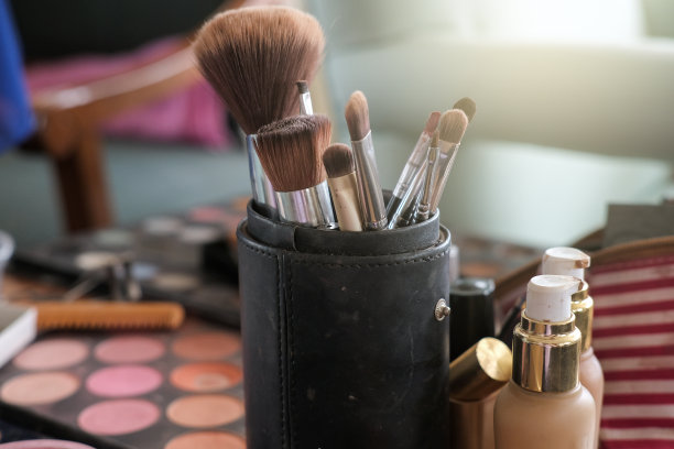 化妆品和化妆刷为美丽多彩的脸化妆图片下载