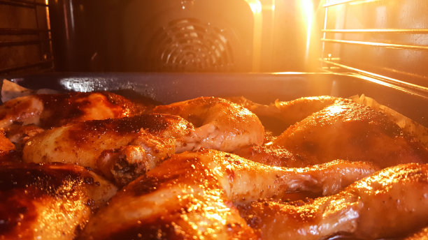 新鲜烹制的自家鸡腿图片下载