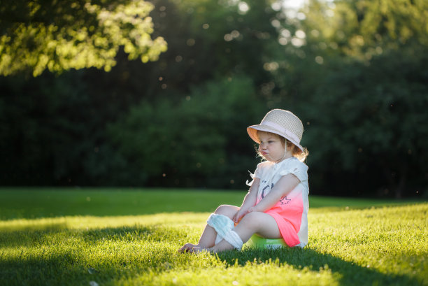 一个小女孩在公园里的儿童便盆上图片下载