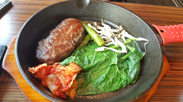 平底锅煮牛排图片下载