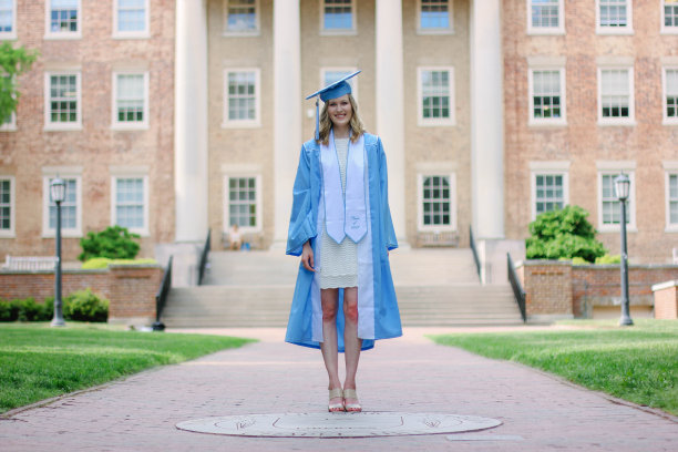 微笑的女研究生图片下载