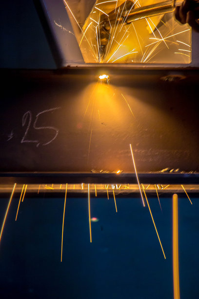 近距离切割旧钢或用气焊不保护机体图片下载