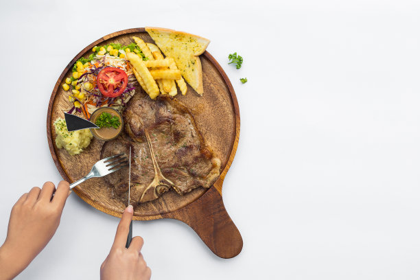 带骨牛排配炸薯条和香草沙拉。图片下载