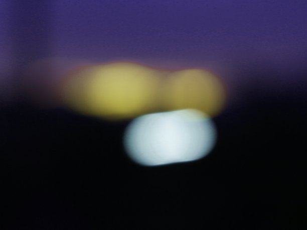 伯肯效应，夜色迷离的城市灯光图片下载