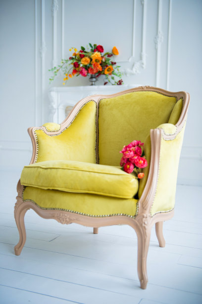 白色墙壁背景上一张淡绿色的古典椅子图片下载