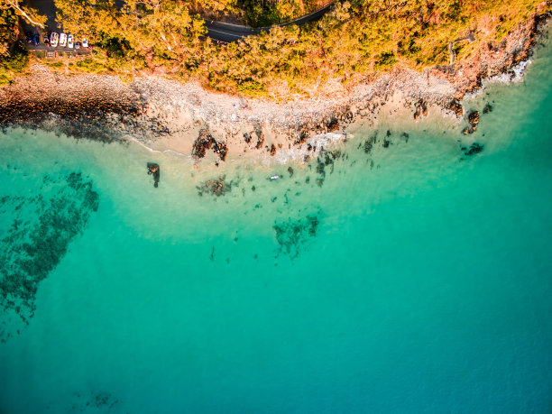 努萨的鸟瞰图在一个晴朗的日子与蓝色的水图片下载