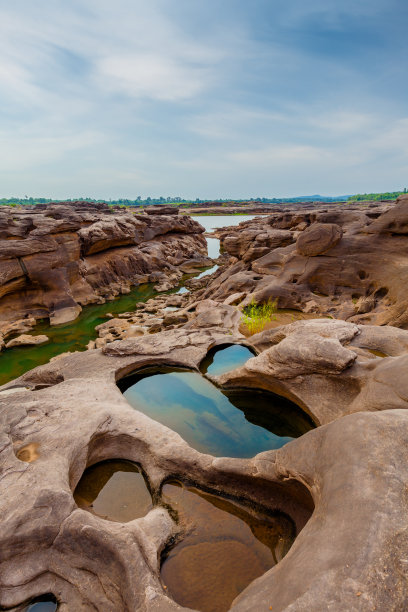 翠绿的水洞内岩石图片下载