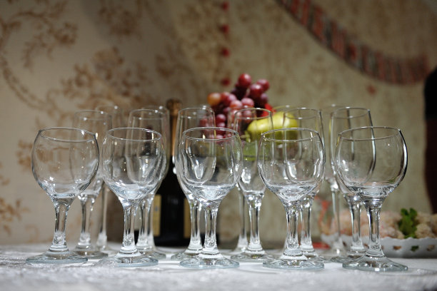 桌子上有许多杯子图片下载