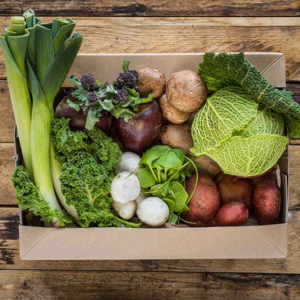 有机蔬菜放在木箱上的木板上图片下载