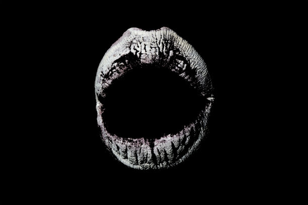 黑唇，白唇上黑底，原装口红，晚妆，孤立女性口红。嘴唇或亲吻的印记。化妆品的概念。口红吻。豪华的背景。性感的魅力图片下载