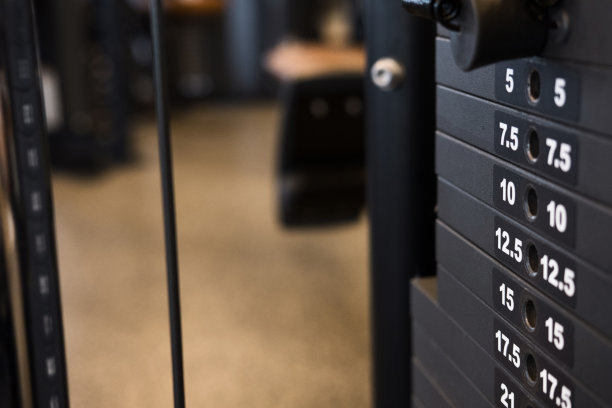 健身中心，健身房室内，健身俱乐部，配备有氧运动健身器材图片下载