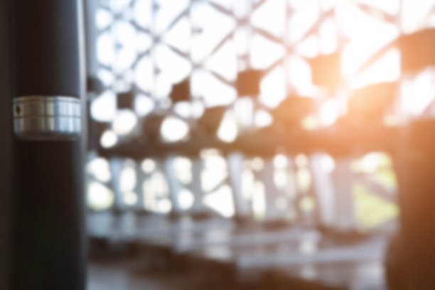 健身设施中心，健身房室内，健身俱乐部配备有氧运动训练设备和健身健身，背景模糊图片下载