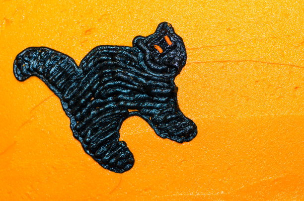 黄色背景下橙色织物特写镜头图片下载