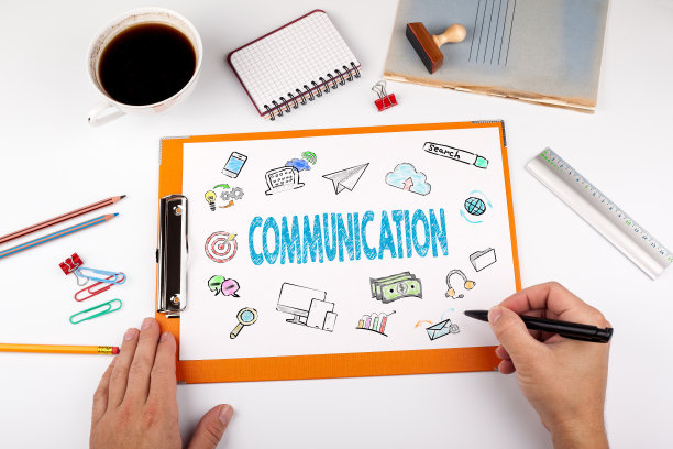 沟通概念，关键词和图标。带文具的办公桌图片下载