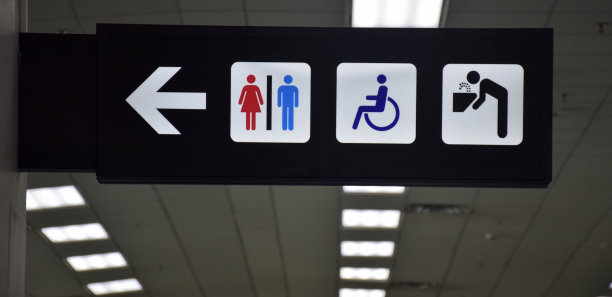 候机厅内厕所禁用标志及饮水标志图片下载