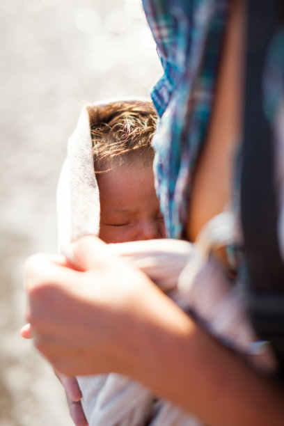 母亲抱着婴儿图片下载