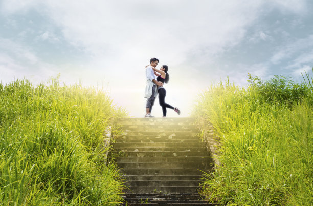 健身、运动、健康、生活方式和情侣关系概念后，年轻情侣在楼上的森林小径拥抱。图片下载