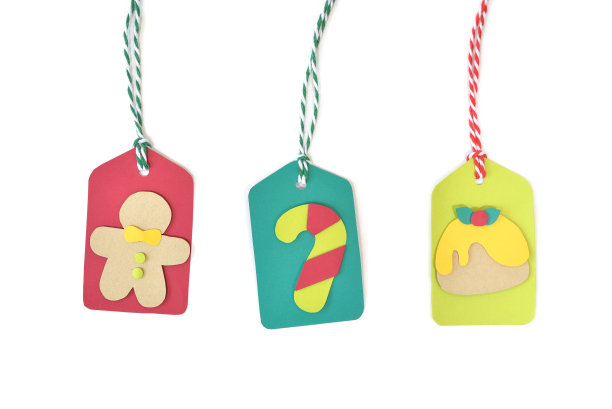 白色背景上的圣诞标签剪纸图片下载