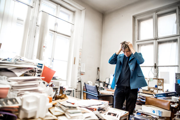 在超负荷的办公室里沮丧的企业家图片下载