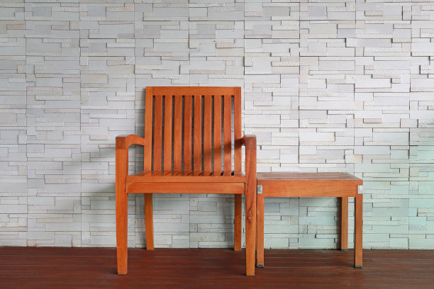 木椅与现代砖墙相衬。图片下载