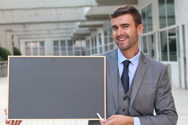 非常可爱的先生举着一个牌子图片下载