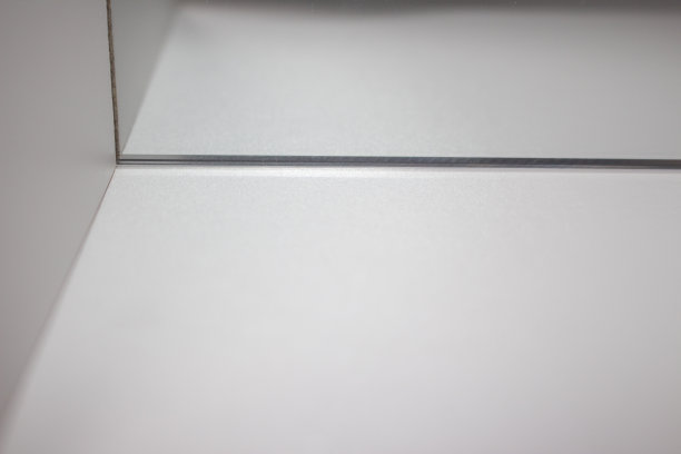 白色书桌和镜子背景图片下载