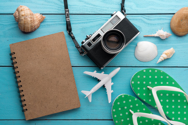 暑假背景，木桌上的旅游和度假物品。俯视图图片下载