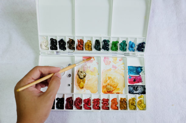 一套水彩油漆艺术刷子在白色的背景图片下载