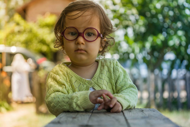 戴着眼镜的小女孩看着相机图片下载