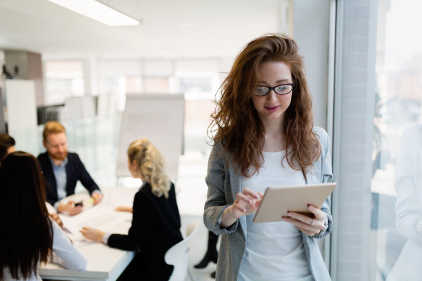 年轻女建筑师见面时的肖像图片下载