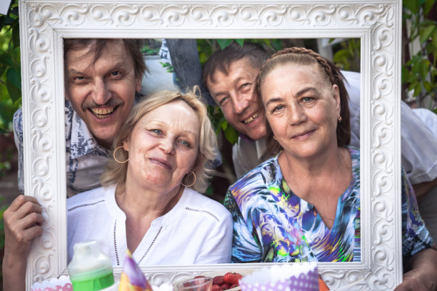 一群拥抱快乐活跃的老年人在后院派对上有乐趣图片下载