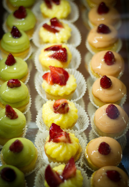 意大利:五颜六色的小蛋糕/糕点展示图片下载