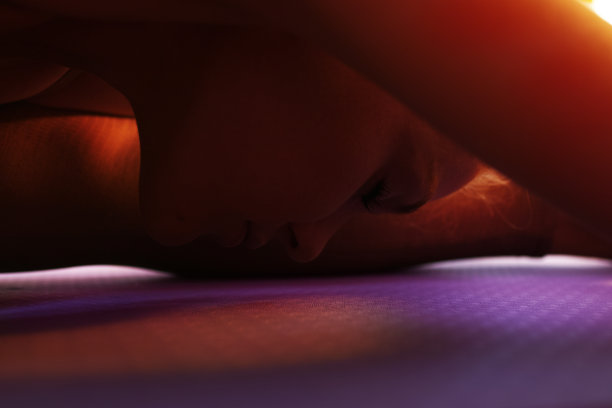 年轻的金发女人在瑜伽室练习瑜伽图片下载