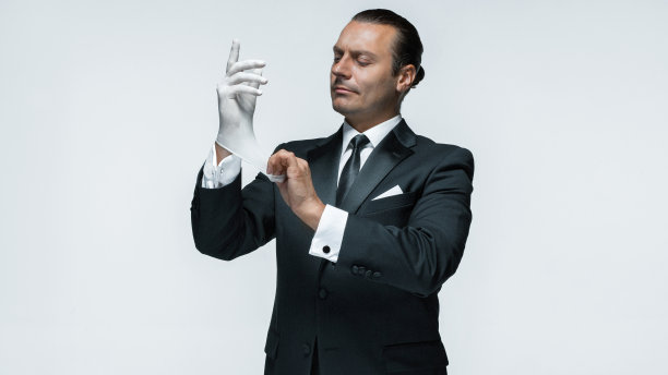 在您的服务，穿着整齐的男子等待订单孤立在白色背景和拷贝空间图片下载