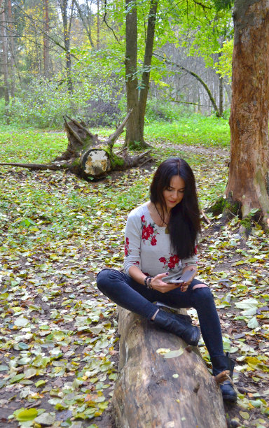 有智能手机的女孩图片下载