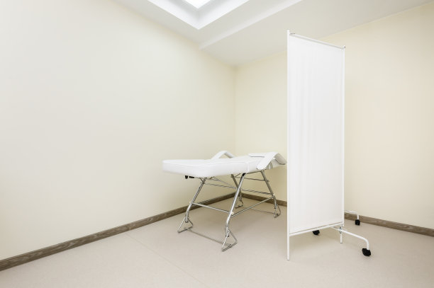 有空桌子的按摩室图片下载