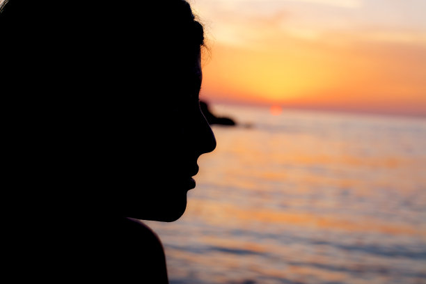 日落时美丽女人的剪影图片下载