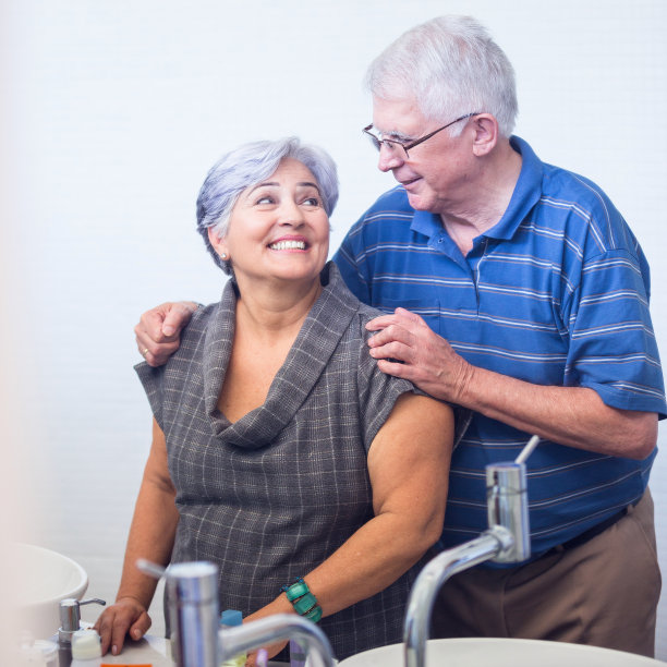 镜中倒影的老两口图片下载