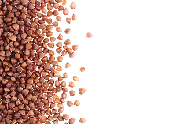 作为装饰边缘的棕色荞麦，孤立在白色背景上。顶视图,特写镜头。图片下载