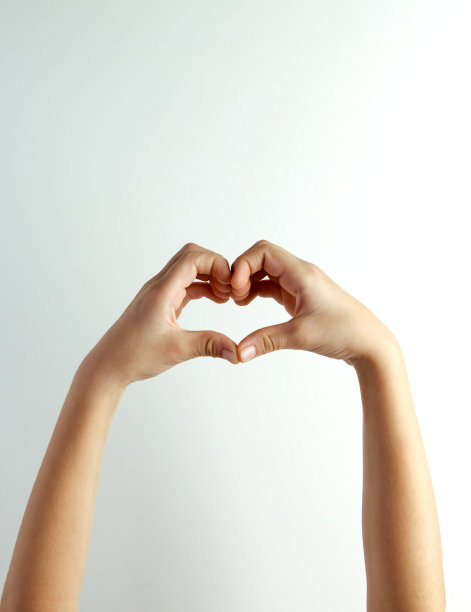 女儿童的手在白色的背景上呈心形图片下载